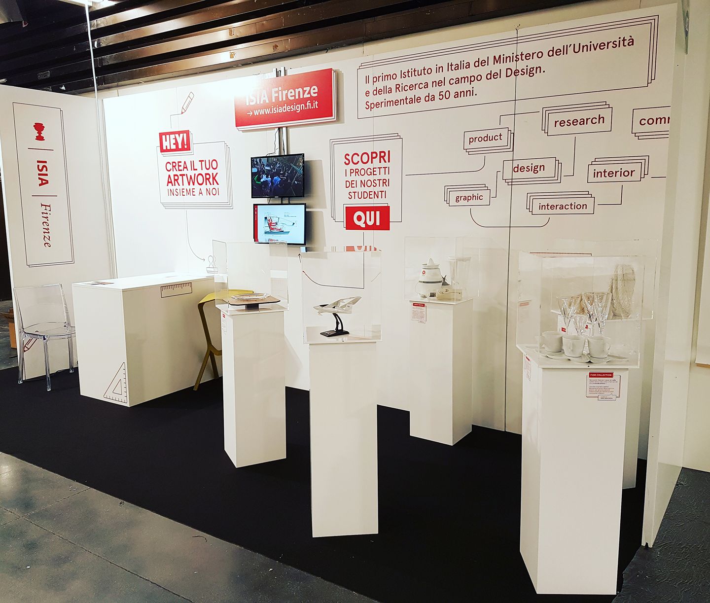 Stand espositivo ISIA Firenze: display di progetti studenteschi con focus su design e ricerca innovativa.