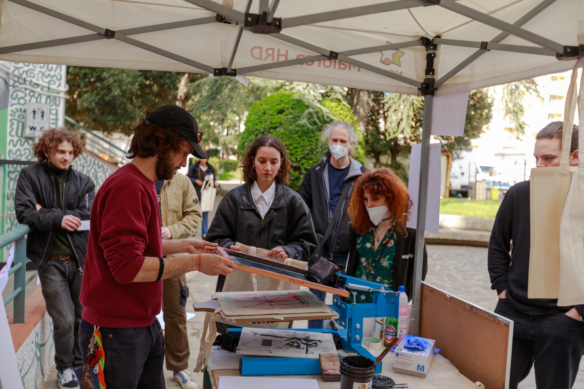 Workshop di serigrafia durante l'evento "innesco - reagire al presente"