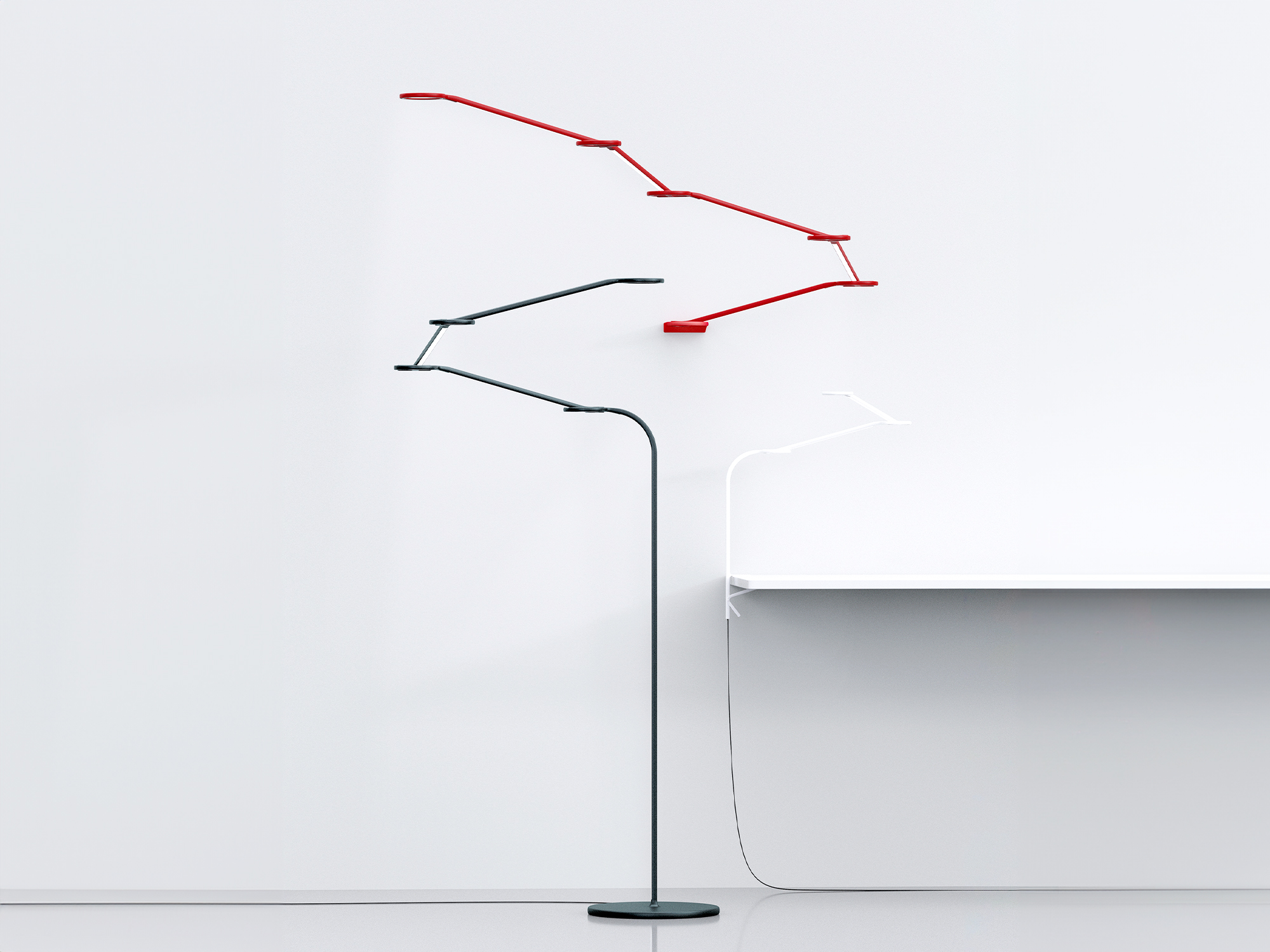 Lampade di design moderne: lampada da terra e lampade da parete in rosso, nero e bianco su sfondo minimalista.