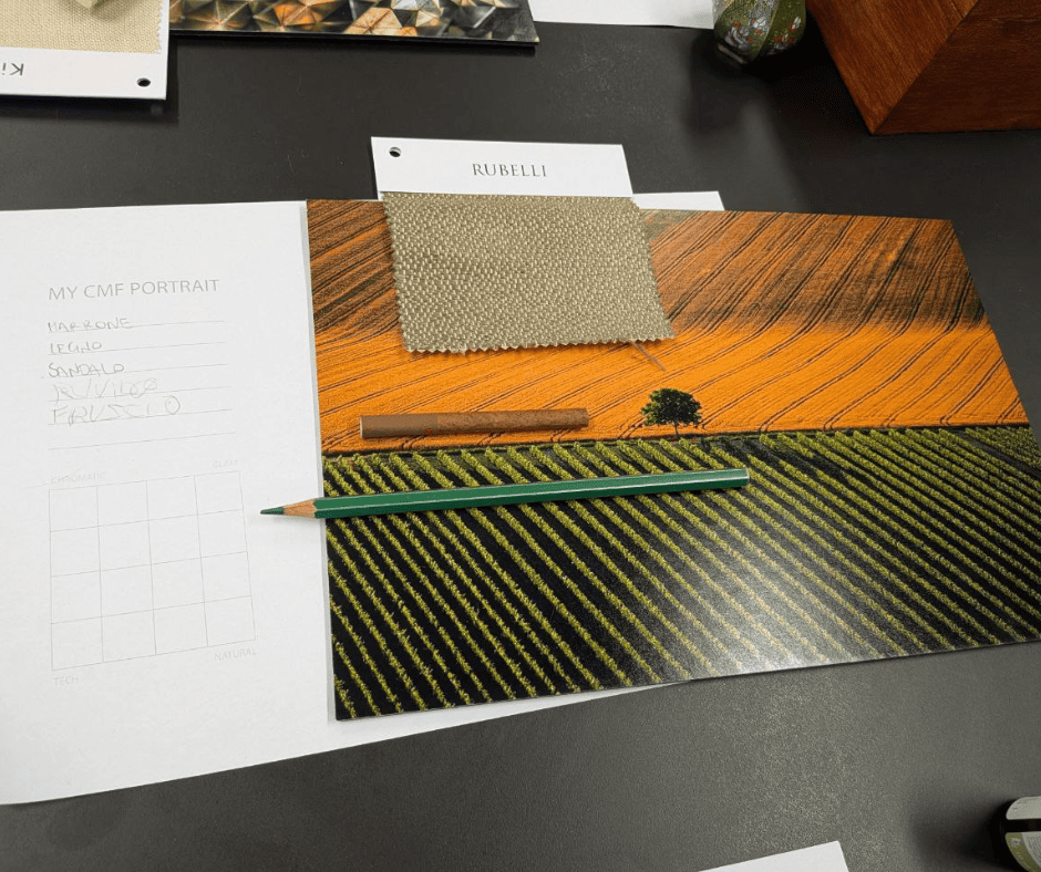 Bozza di design con tessuto Rubelli, foto di campagna, matita verde e note su carta.