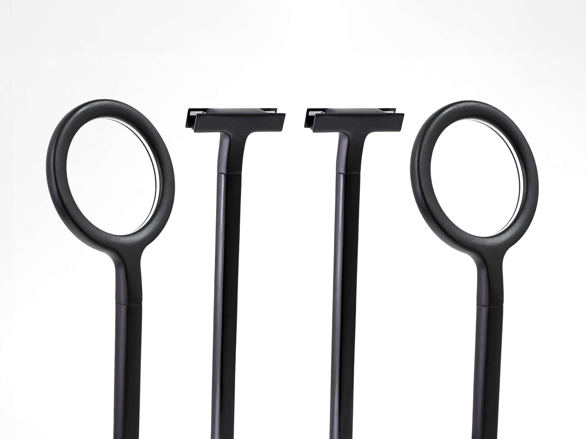 Quattro paline in metallo nero con design moderno e minimalista su sfondo bianco.