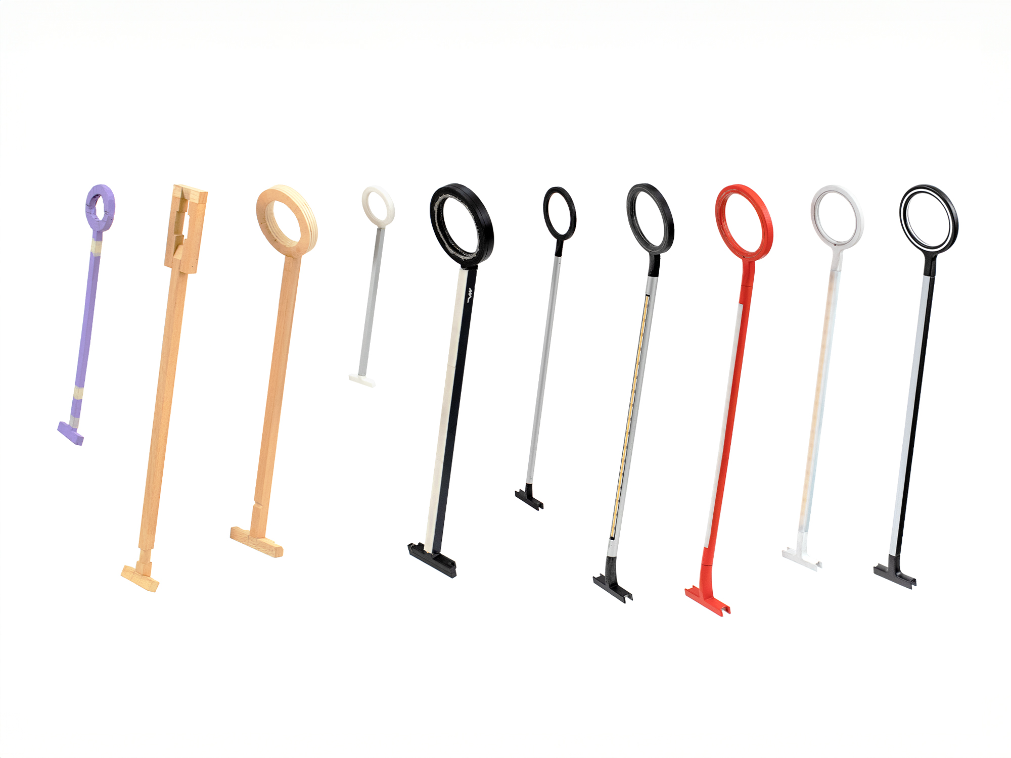 Diverse antenne verticali di vari colori e materiali su sfondo bianco, stilizzate ed eleganti per design moderni.