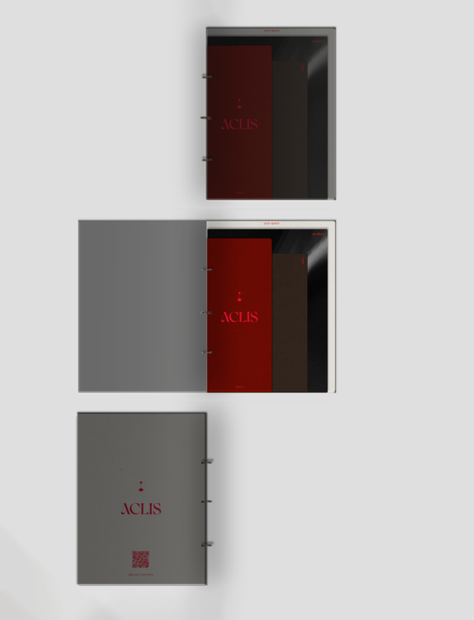 Tre quaderni aperti e chiusi, con copertina rosso scuro e logo ACLIS, su sfondo grigio chiaro.