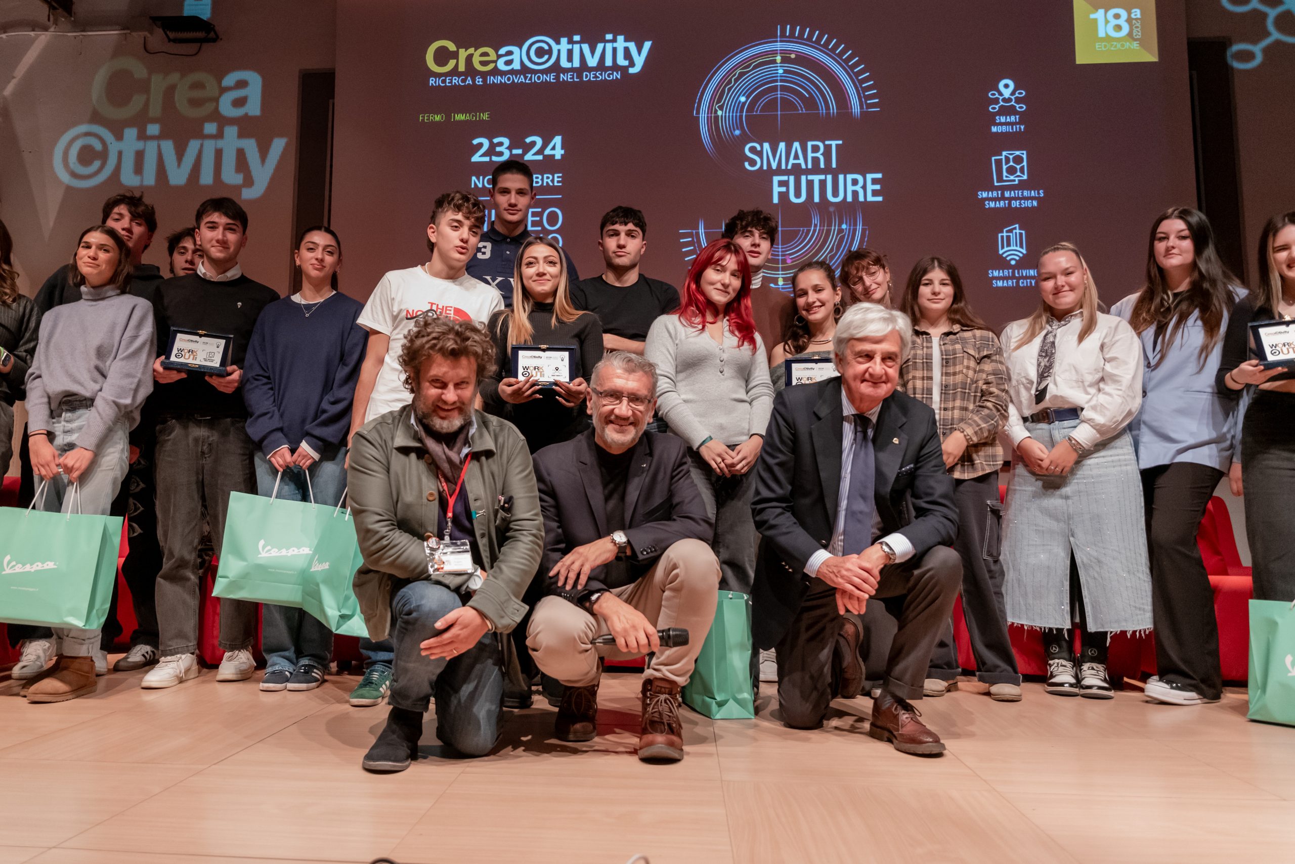 Gruppo di giovani e adulti in un evento di design chiamato Creactivity con tema Smart Future.