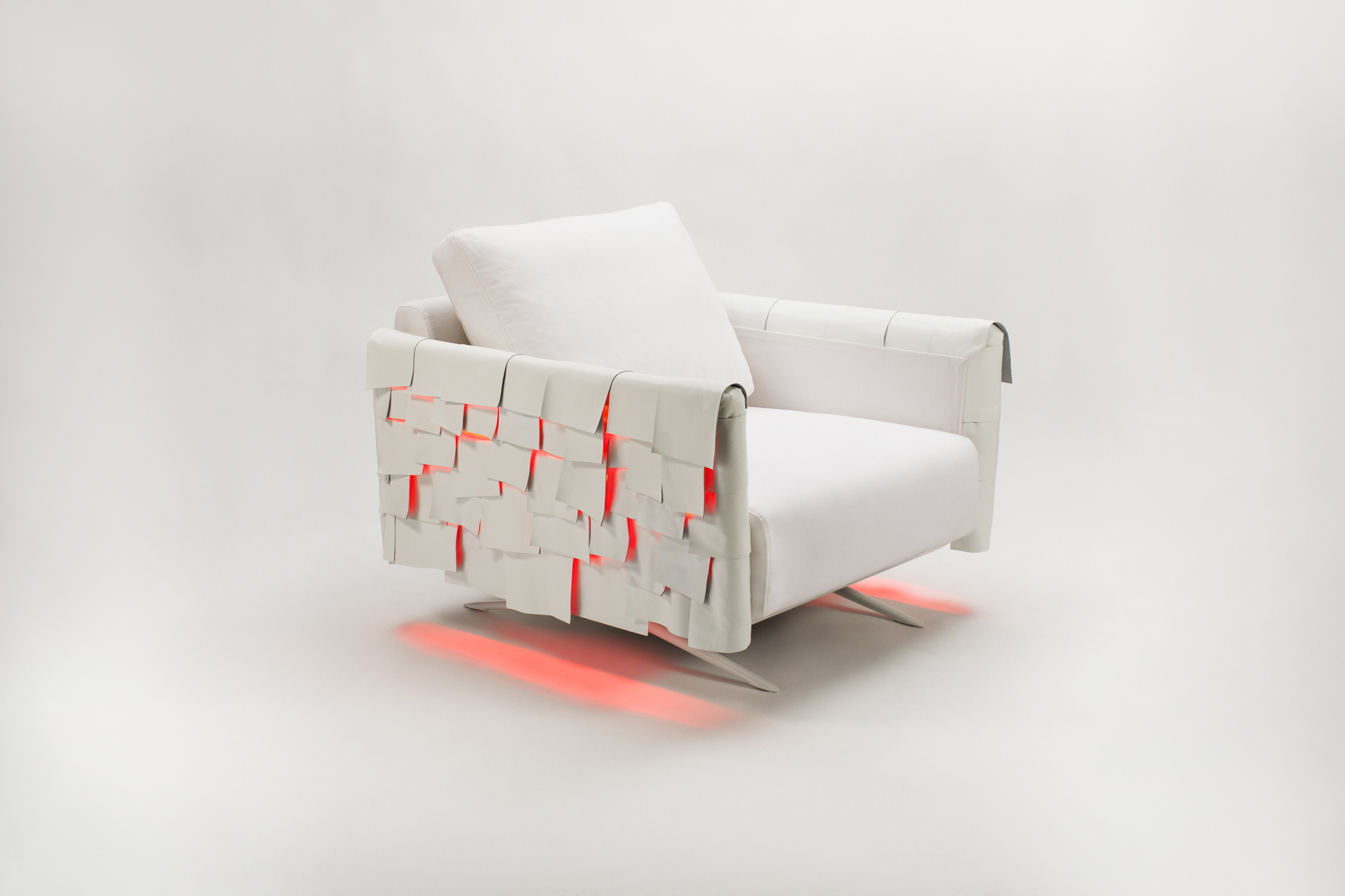 Poltrona bianca moderna con design intrecciato e illuminazione rossa sottostante, sfondo chiaro minimalista.