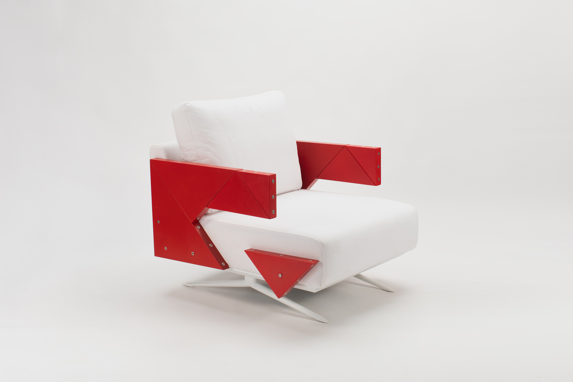 Poltrona moderna bianca con dettagli geometrici rossi, design elegante su sfondo bianco minimalista.