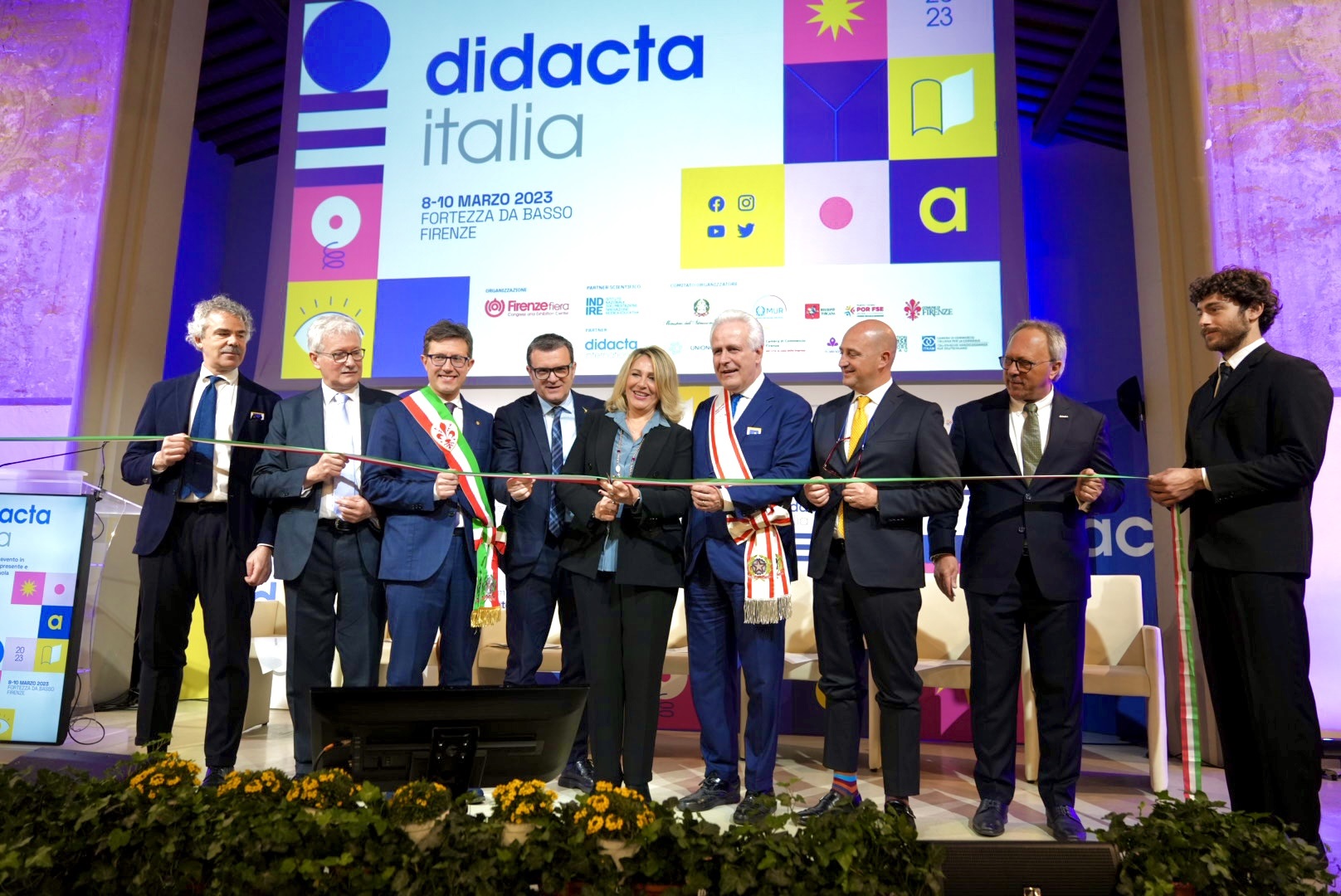 Cerimonia di apertura di Didacta Italia 2023 a Firenze con figure istituzionali e taglio del nastro.