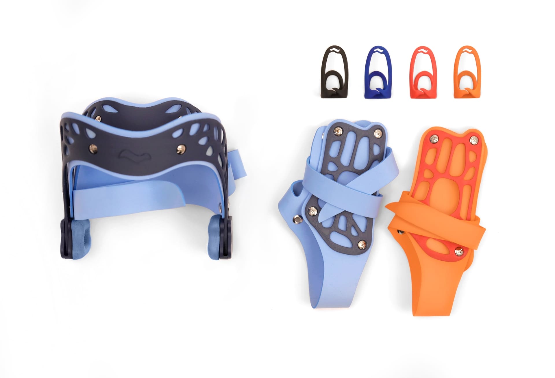 Colorate protezioni per zampe di cane con design traforato e accessori coordinati in vari colori.