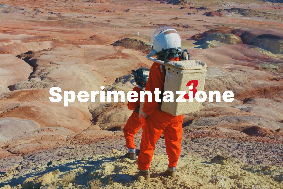 Astronauti in tuta arancione esplorano paesaggio marziano, con la scritta Sperimentazione in bianco.