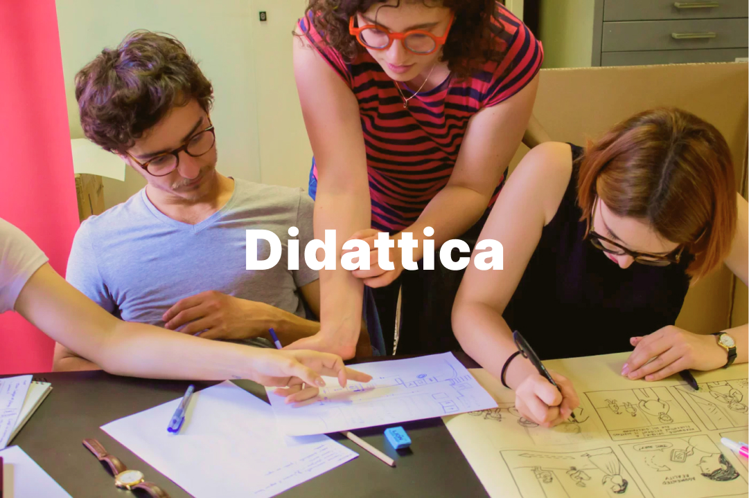 Studenti collaborano in aula, scrivendo appunti e discutendo progetti, con testo Didattica in evidenza.
