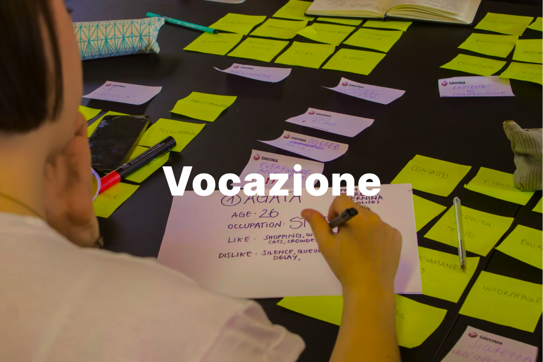 Persona che scrive su carta circondata da post-it gialli, concetto di vocazione e organizzazione personale.