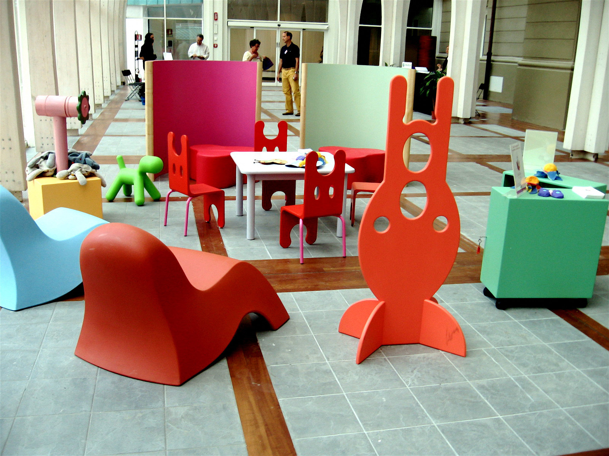 Area giochi per bambini colorata e moderna con mobili creativi in un ambiente spazioso e luminoso.