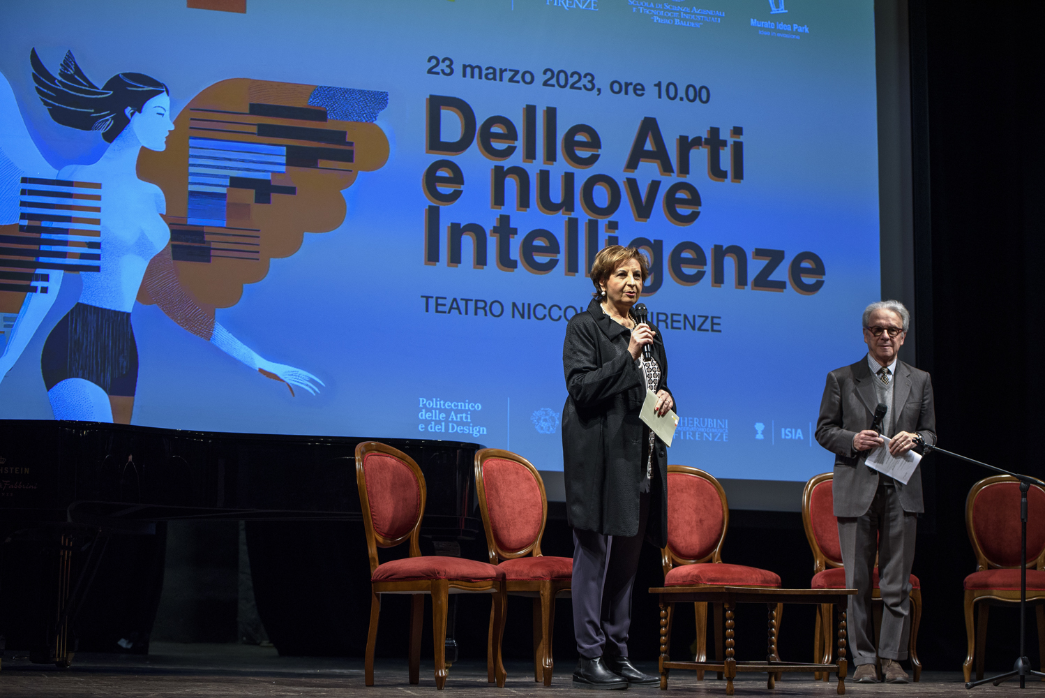 Evento Delle Arti e nuove Intelligenze a Firenze, presentatori sul palco con sfondo illustrato.