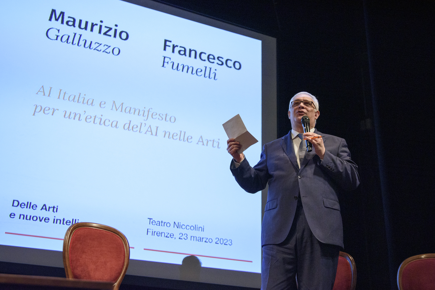 Persona sul palco parla a un evento sull'etica dell'IA nelle arti, Teatro Niccolini, Firenze, 23 marzo 2023.