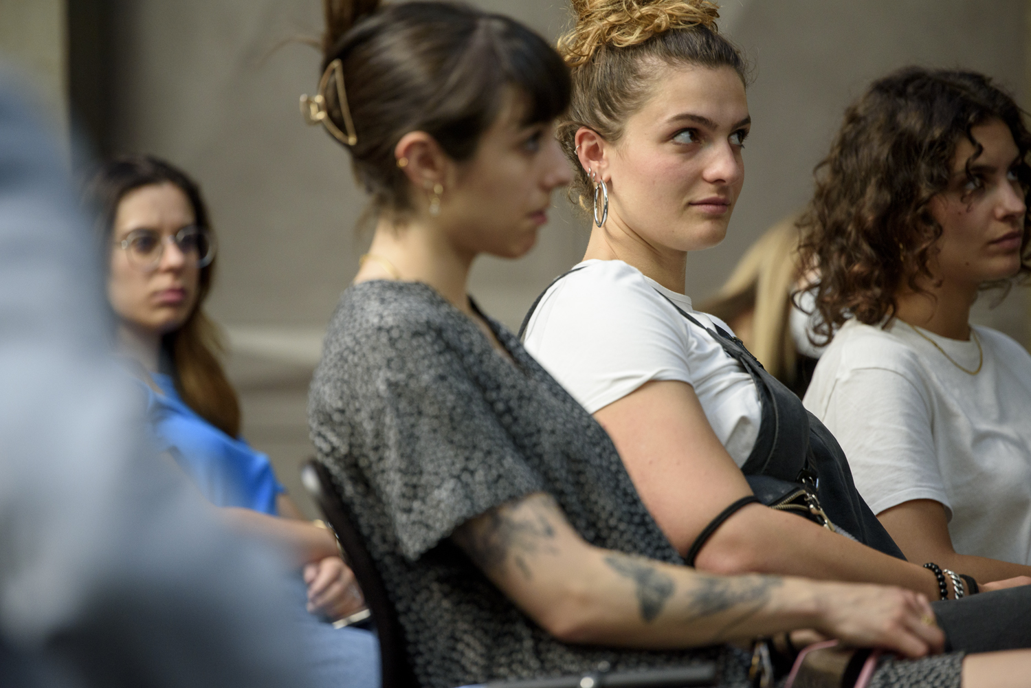 Persone ascoltano attentamente durante una conferenza o un evento educativo.