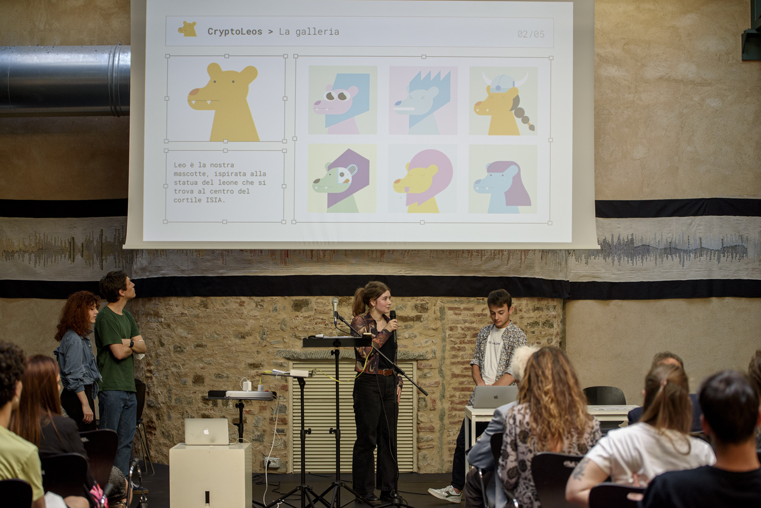 Presentazione su CryptoLeos con illustrazioni di animali stilizzati, davanti a un pubblico attento.