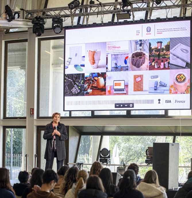 Presentazione in sala conferenze con schermo grande, pubblico attento e design creativo sullo schermo.