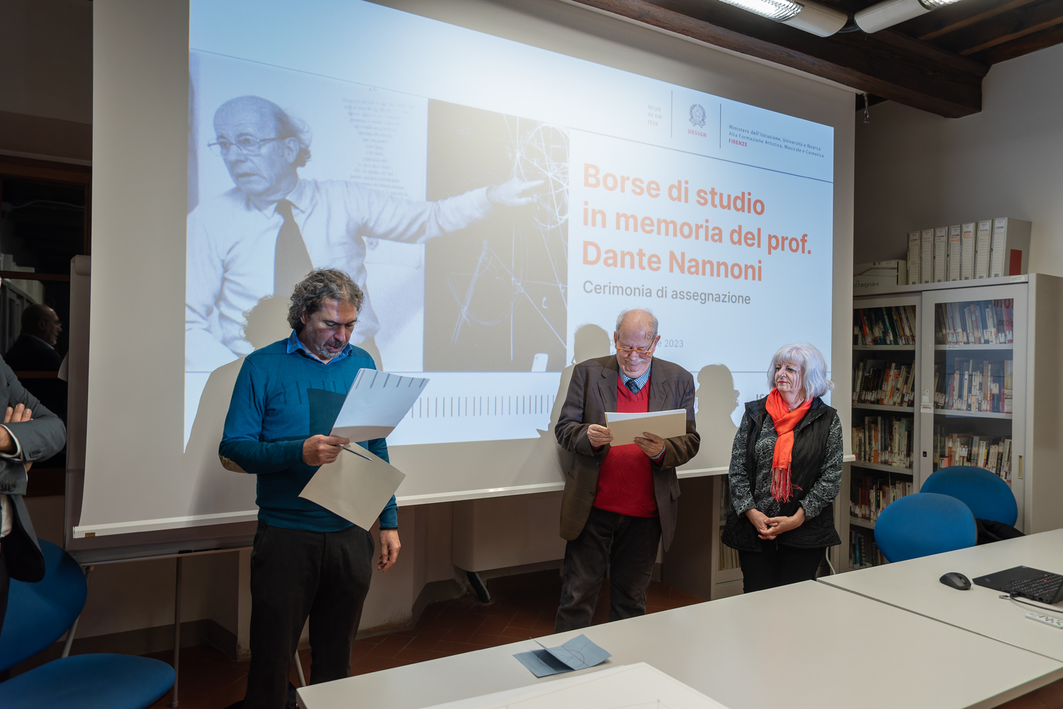 Tre persone partecipano alla cerimonia di assegnazione delle borse di studio in memoria del prof. Dante Nannoni.