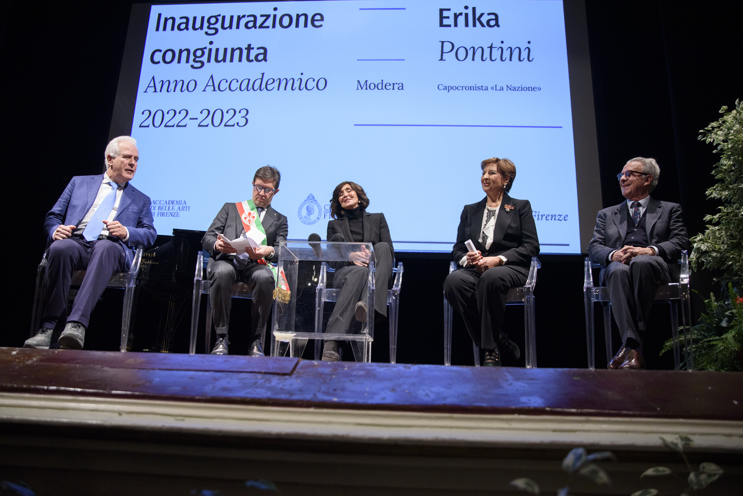 Cinque persone sedute partecipano all'inaugurazione dell'anno accademico 2022-2023 a Firenze, moderata da Erika Pontini.