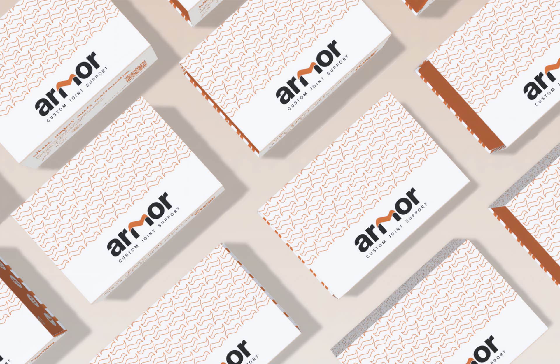 Scatole di un prodotto per il supporto articolare personalizzato Armor su sfondo beige con motivo ondulato arancione.