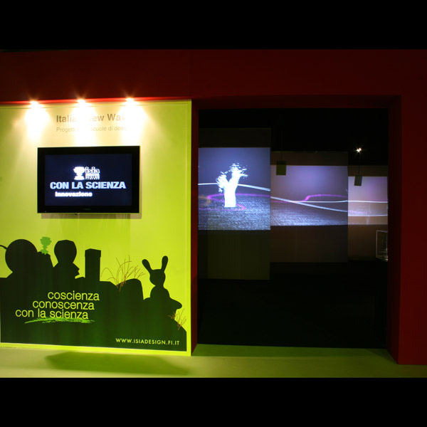 Installazione di design con schermi digitali e illuminazione verde, promozione di Coscienza e Conoscenza.