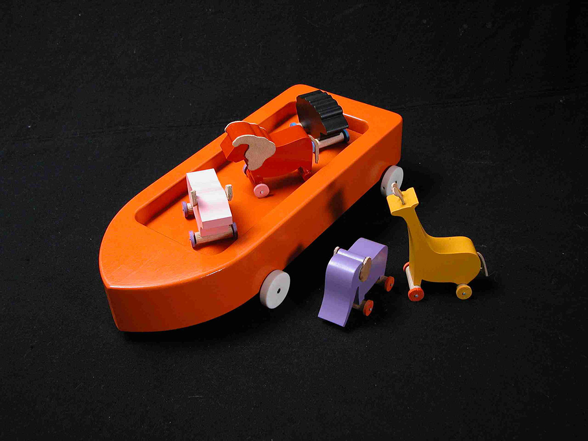 Giocattoli in legno colorati su barca arancione con animali stilizzati su fondo nero.