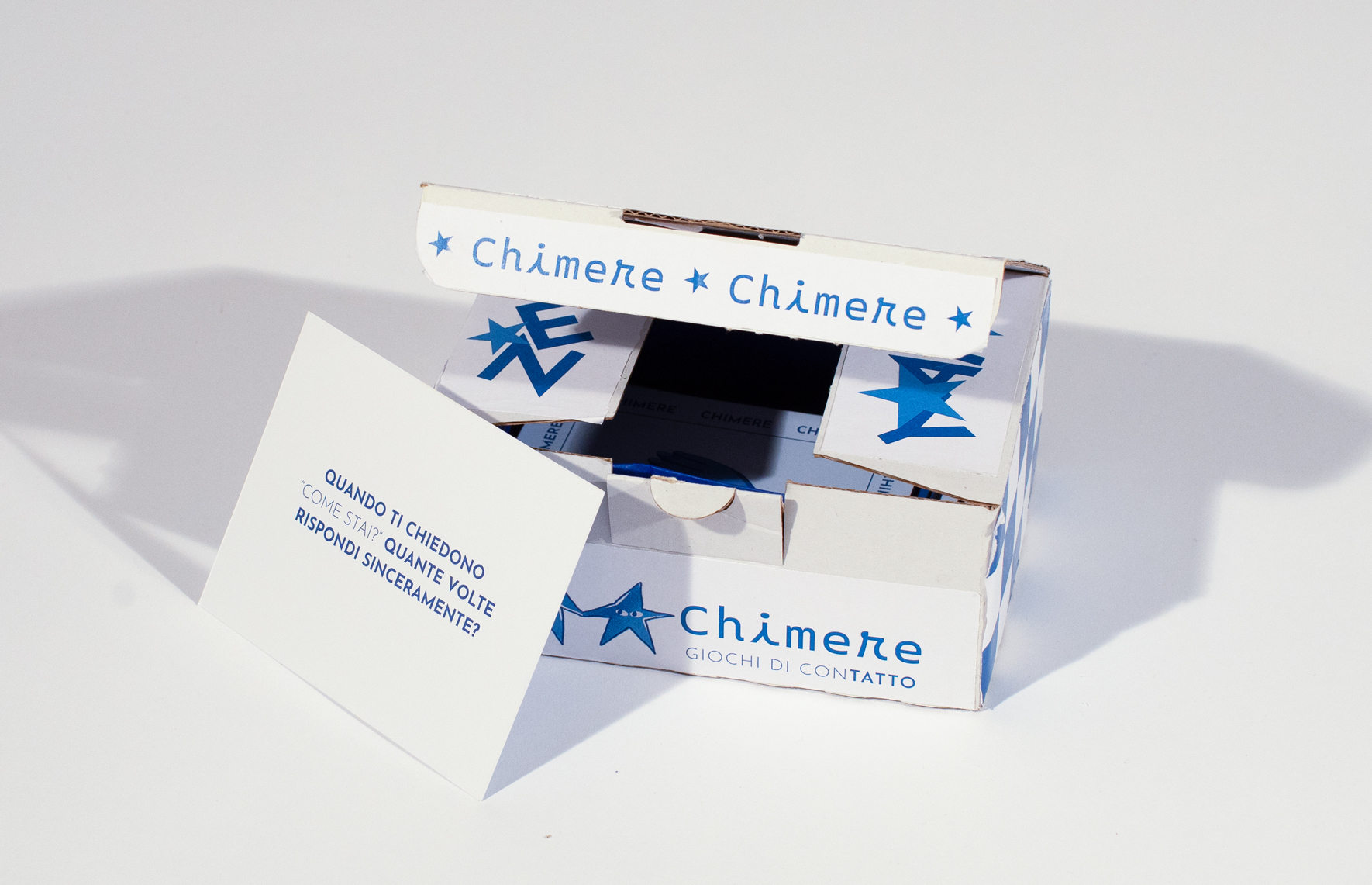 Scatola del gioco Chimere con carta che chiede: Quando ti chiedono 'Come stai?' Quante volte rispondi sinceramente?