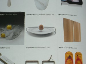Catalogo di design con oggetti innovativi, tra cui un portauovo e altri accessori per la casa del 2001.