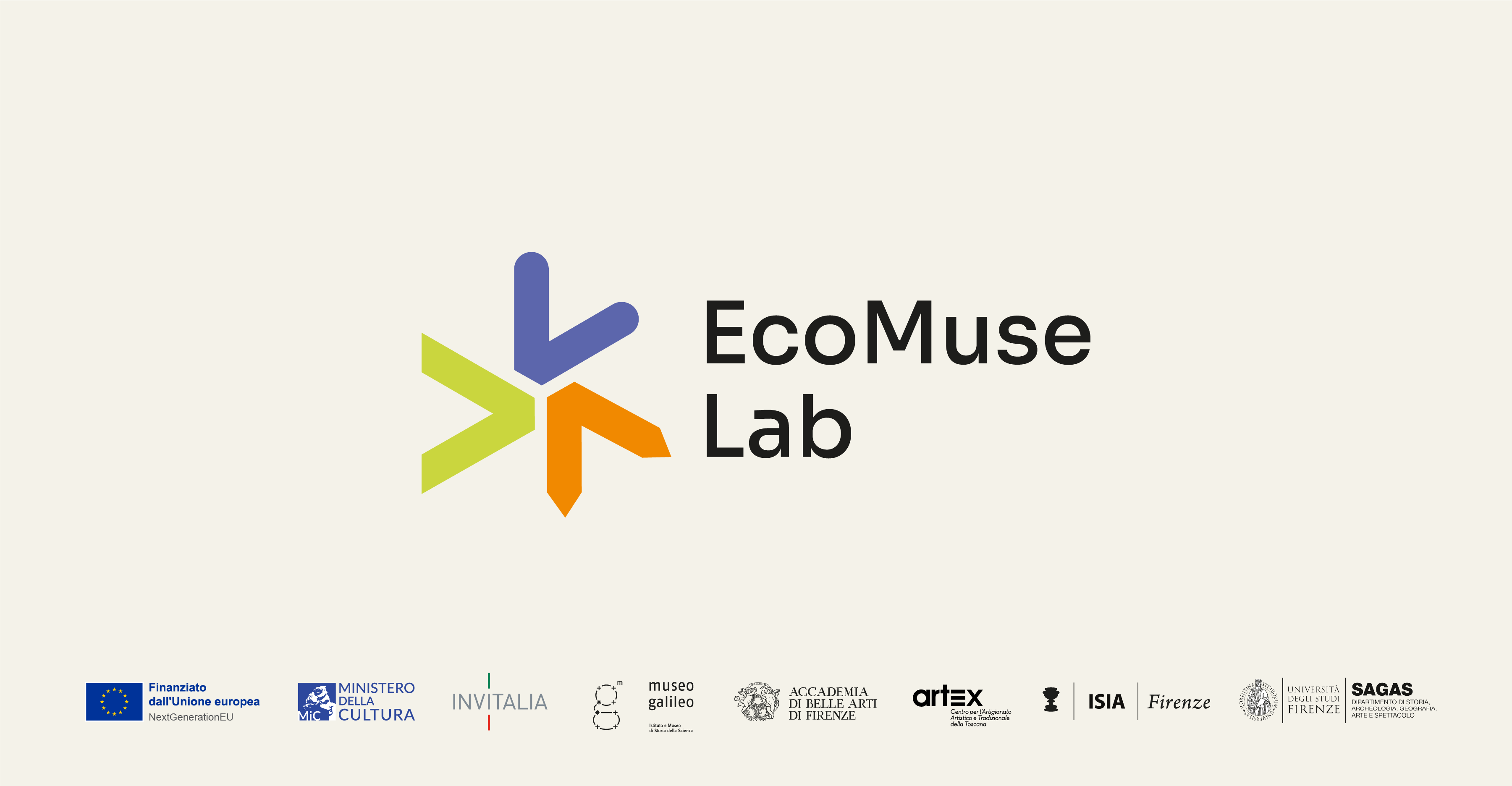 Logo di EcoMuse Lab con frecce colorate e loghi di partner, sostenuto da finanziamenti europei e del Ministero della Cultura.