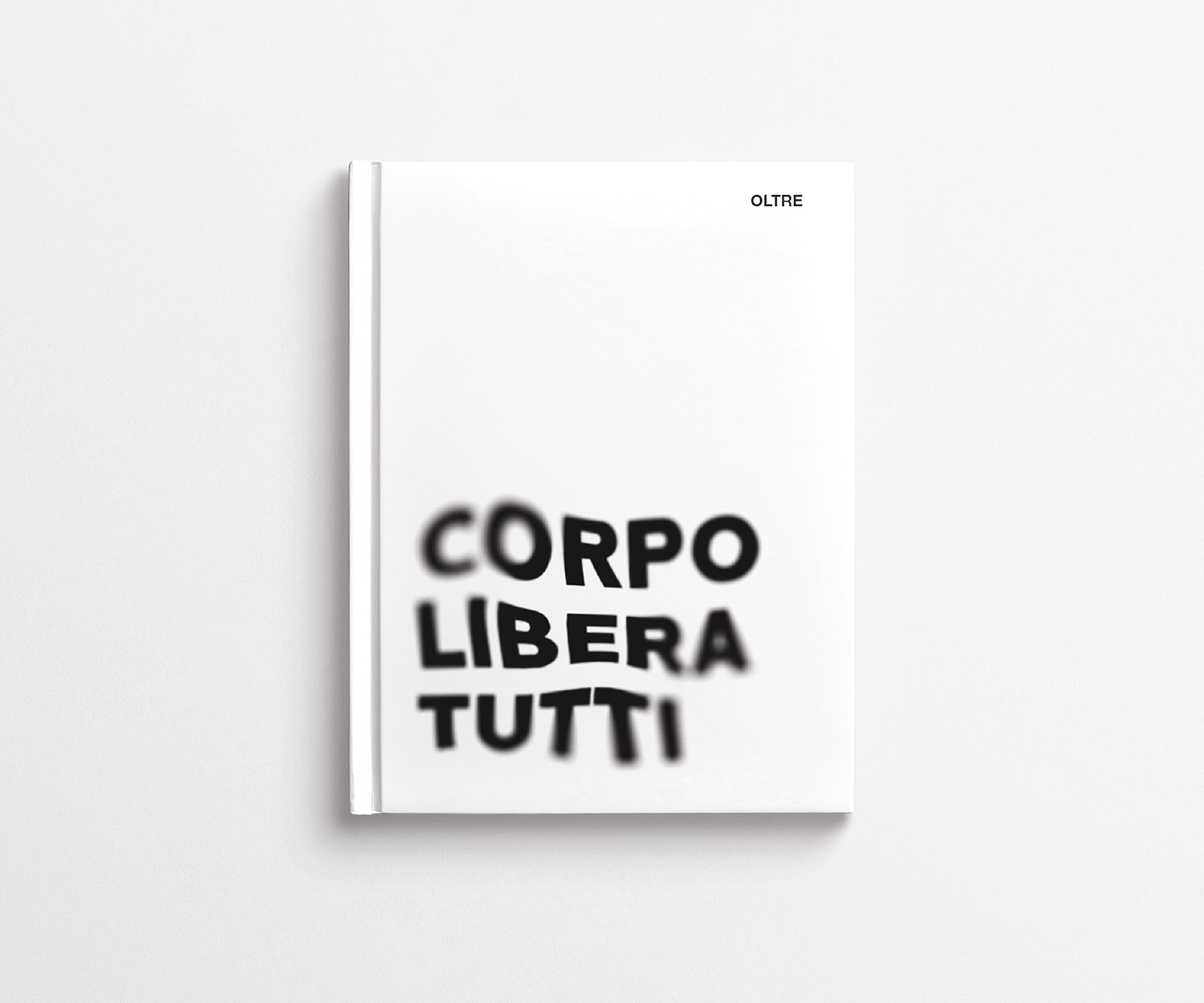 Copertina di un libro con il titolo sfocato Corpo Libera Tutti su sfondo bianco.