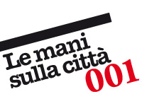 Logo Le mani sulla città 001 in bianco, nero e rosso, design tipografico inclinato.