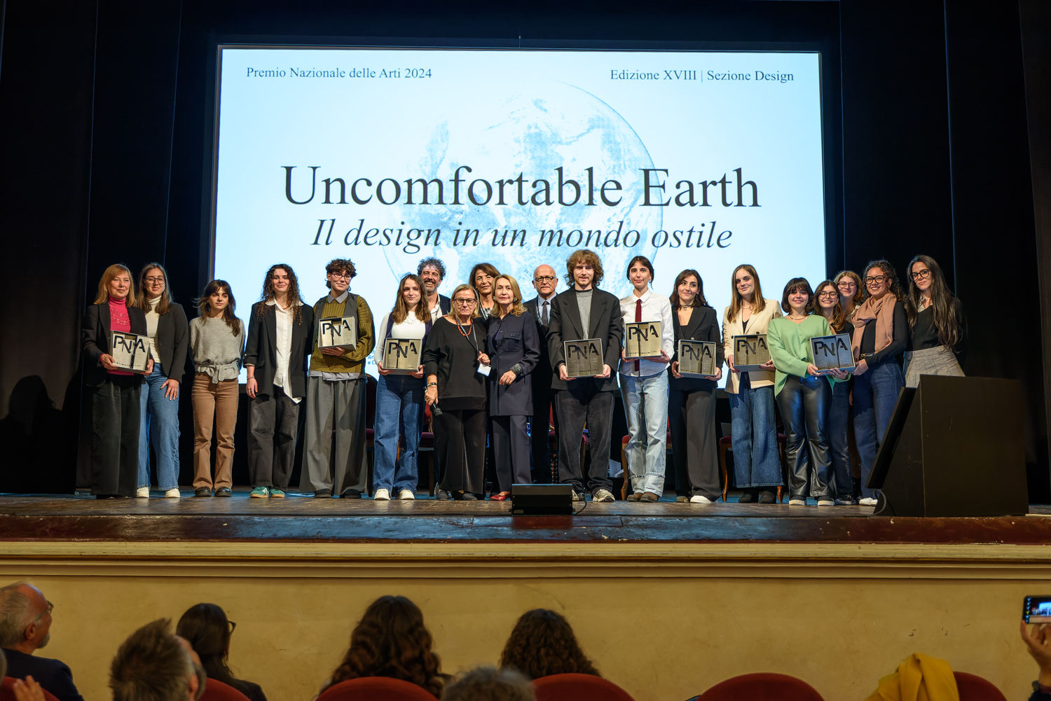 La giuria insieme con vincitrici e vincitori del Primo Premio del PNA 2024, sezione Design – ph. Antonio Viscido