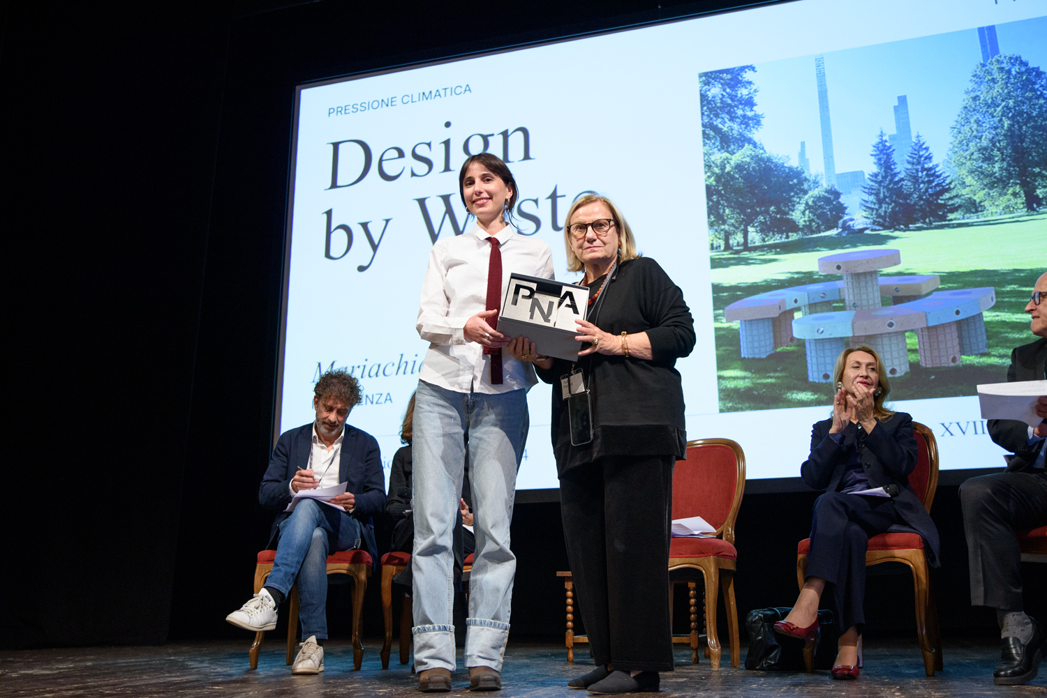 Mariachiara Gaspari insignita del Primo Premio da Anty Pansera, per il progetto "Design by Waste" nella categoria "Pressione climatica" – ph. Antonio Viscido