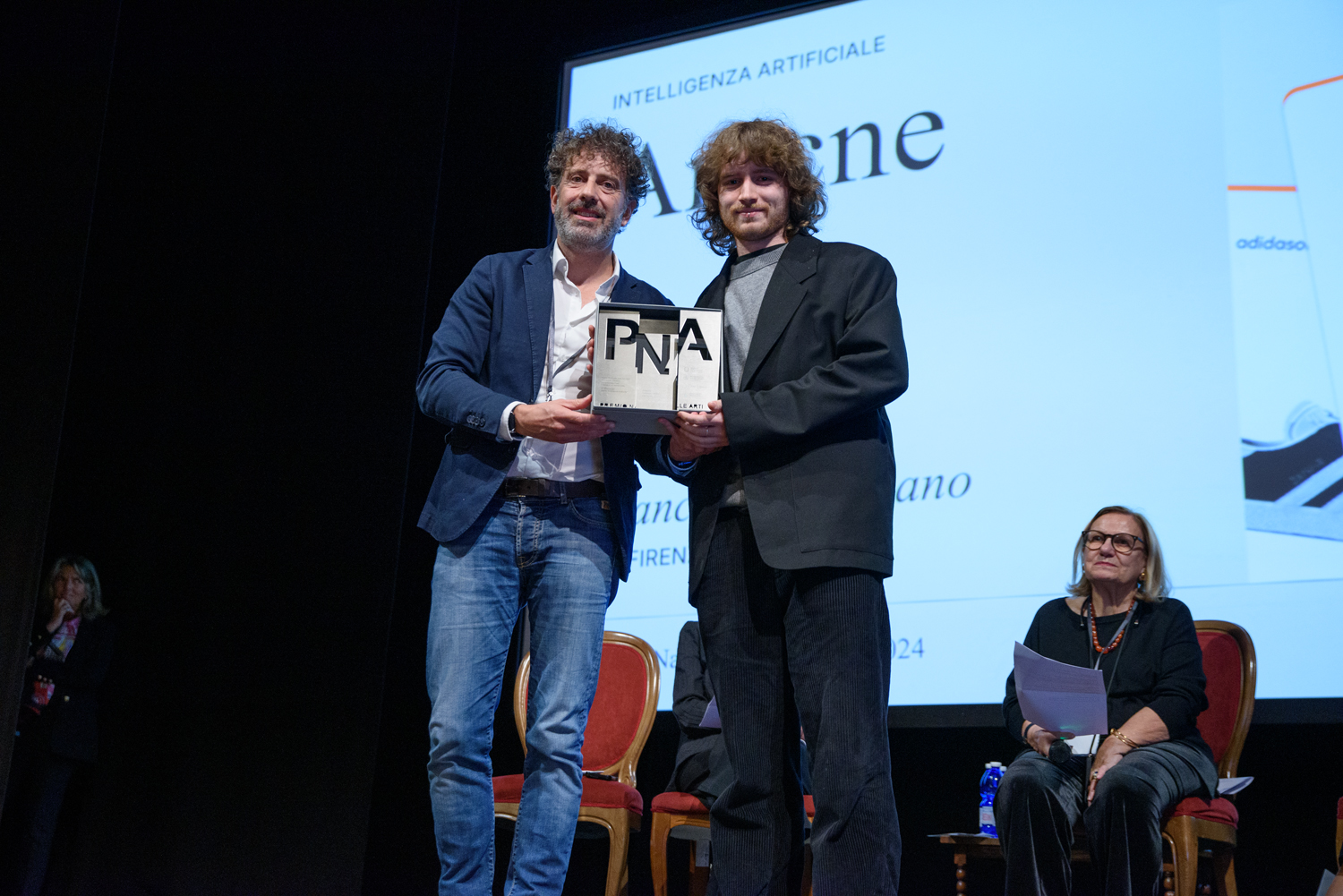 Francesco Cerisano insignito del Primo Premio da Andrea Di Benedetto, per il progetto "Aracne" nella categoria "Intelligenza Artificiale" – ph. Antonio Viscido