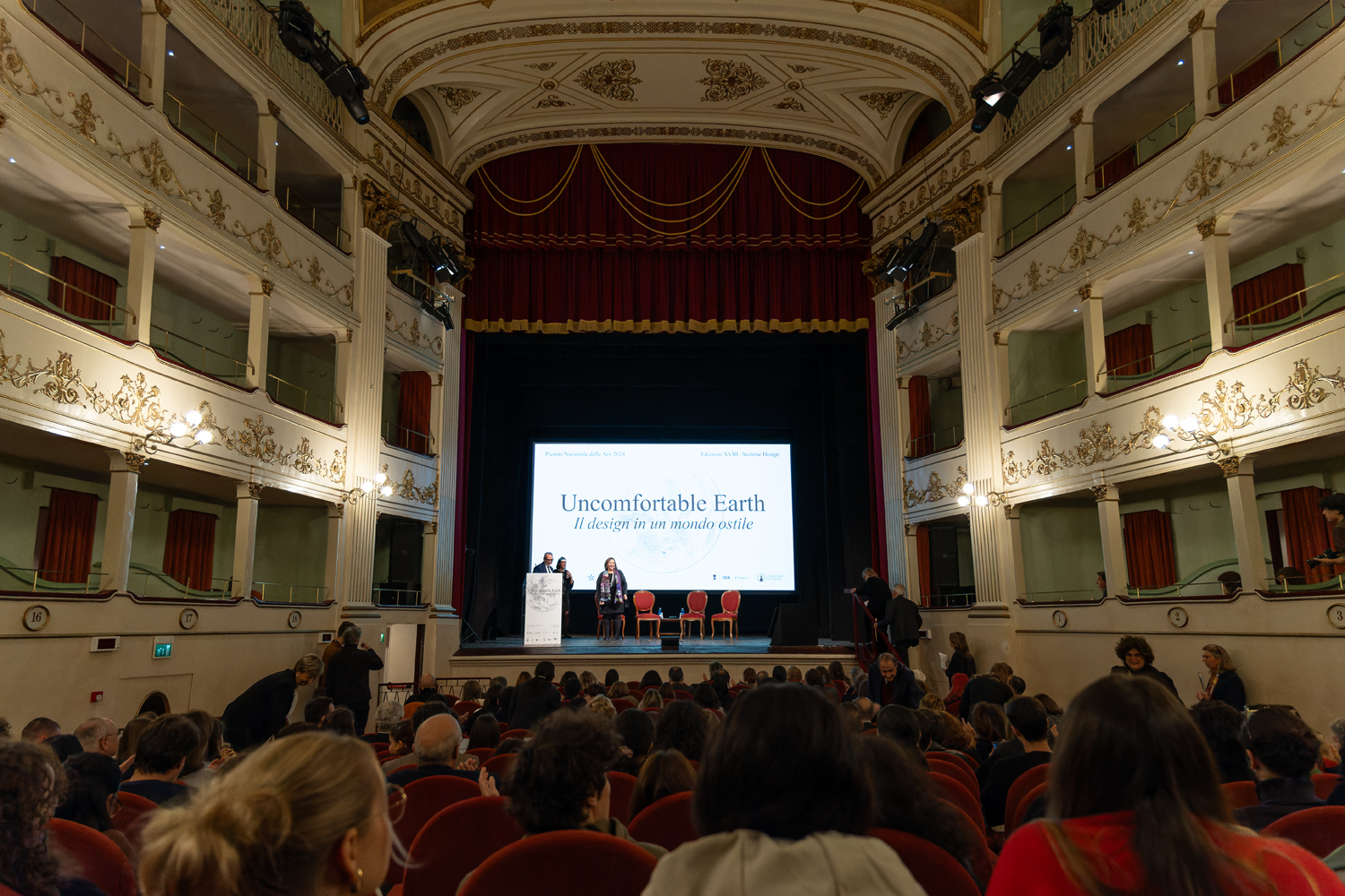 Scatto dall'inaugurazione della XVIII edizione del Premio Nazionale delle Arti, sezione Design. Teatro Niccolini, 8 novembre 2024 – ph. Edouard Quint