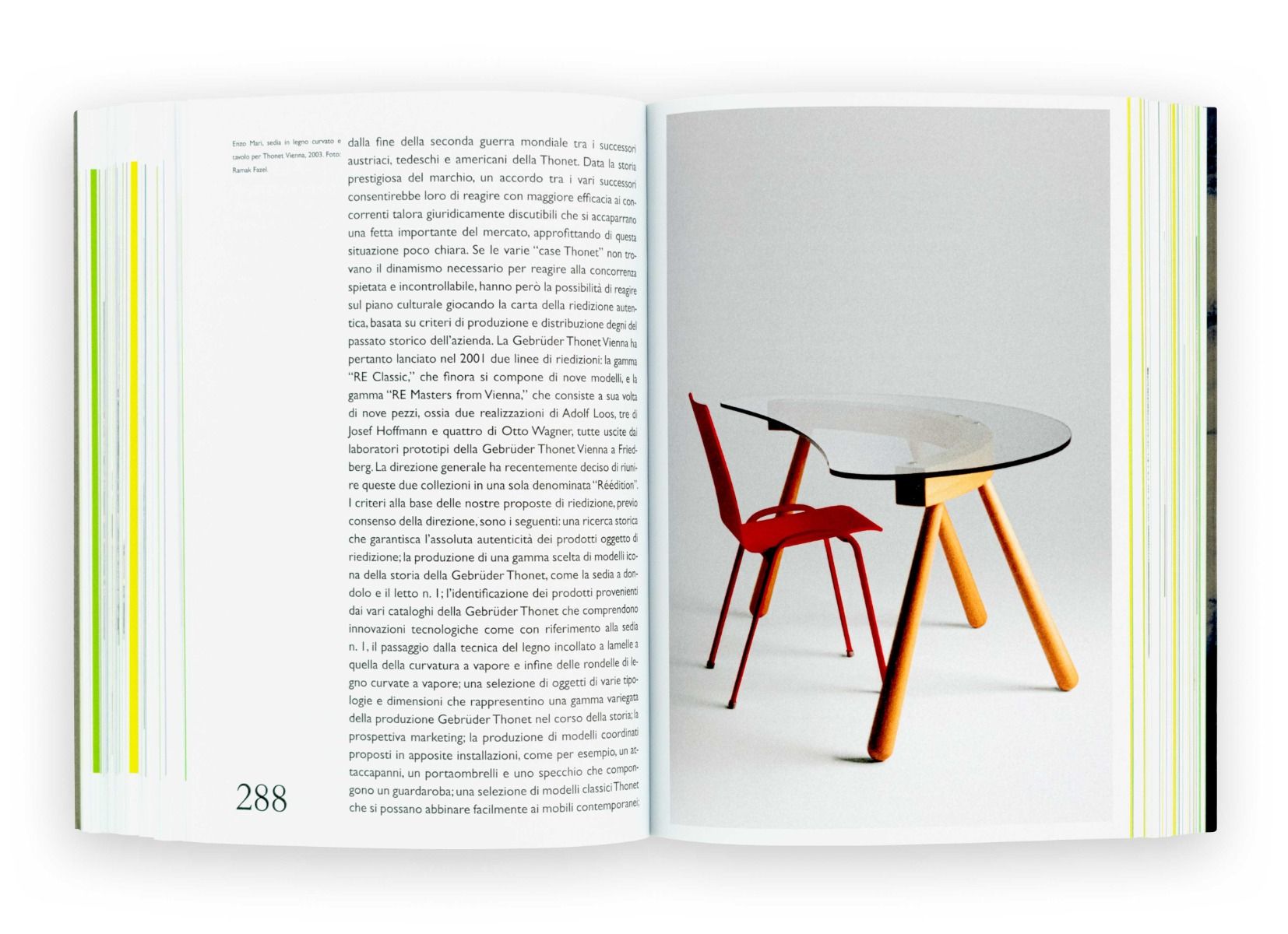 Libro aperto con foto di sedia rossa e tavolo di vetro su sfondo bianco, testo sulla pagina sinistra.