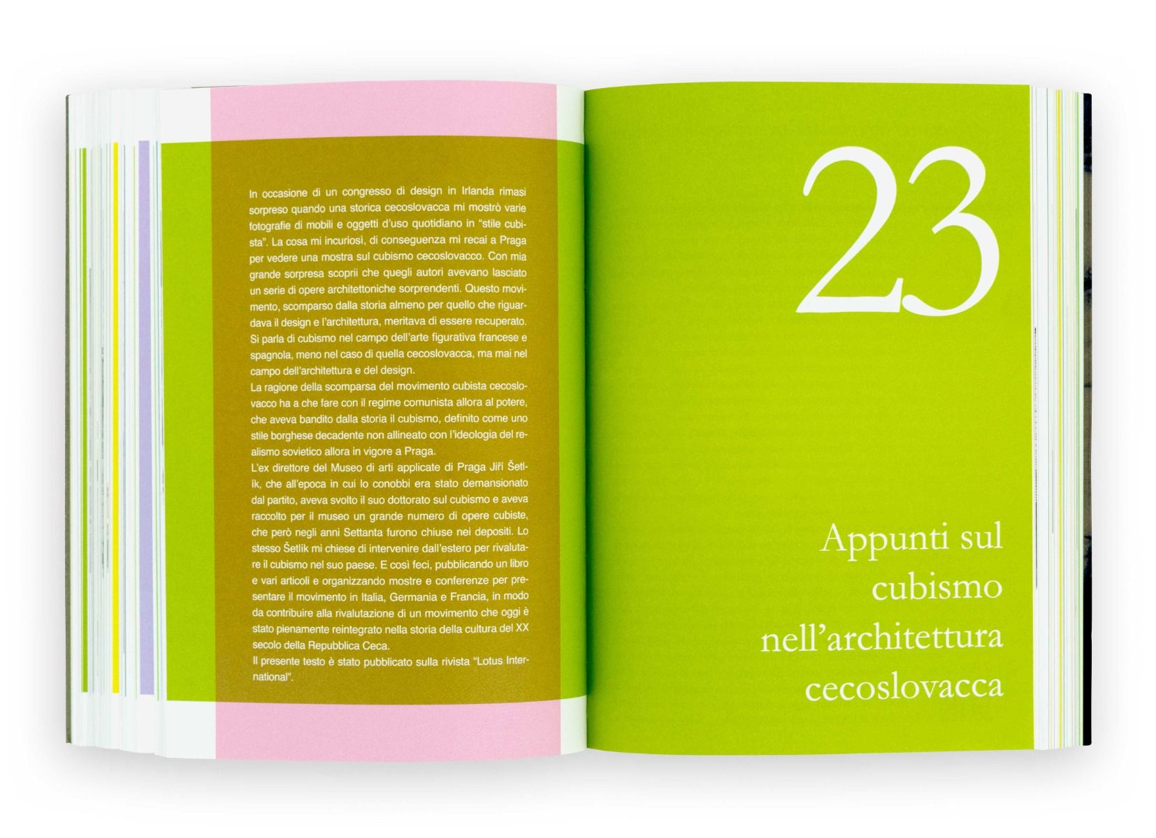 Pagine di un libro aperto su Appunti sul cubismo nell'architettura cecoslovacca, capitolo 23, sfondo verde.