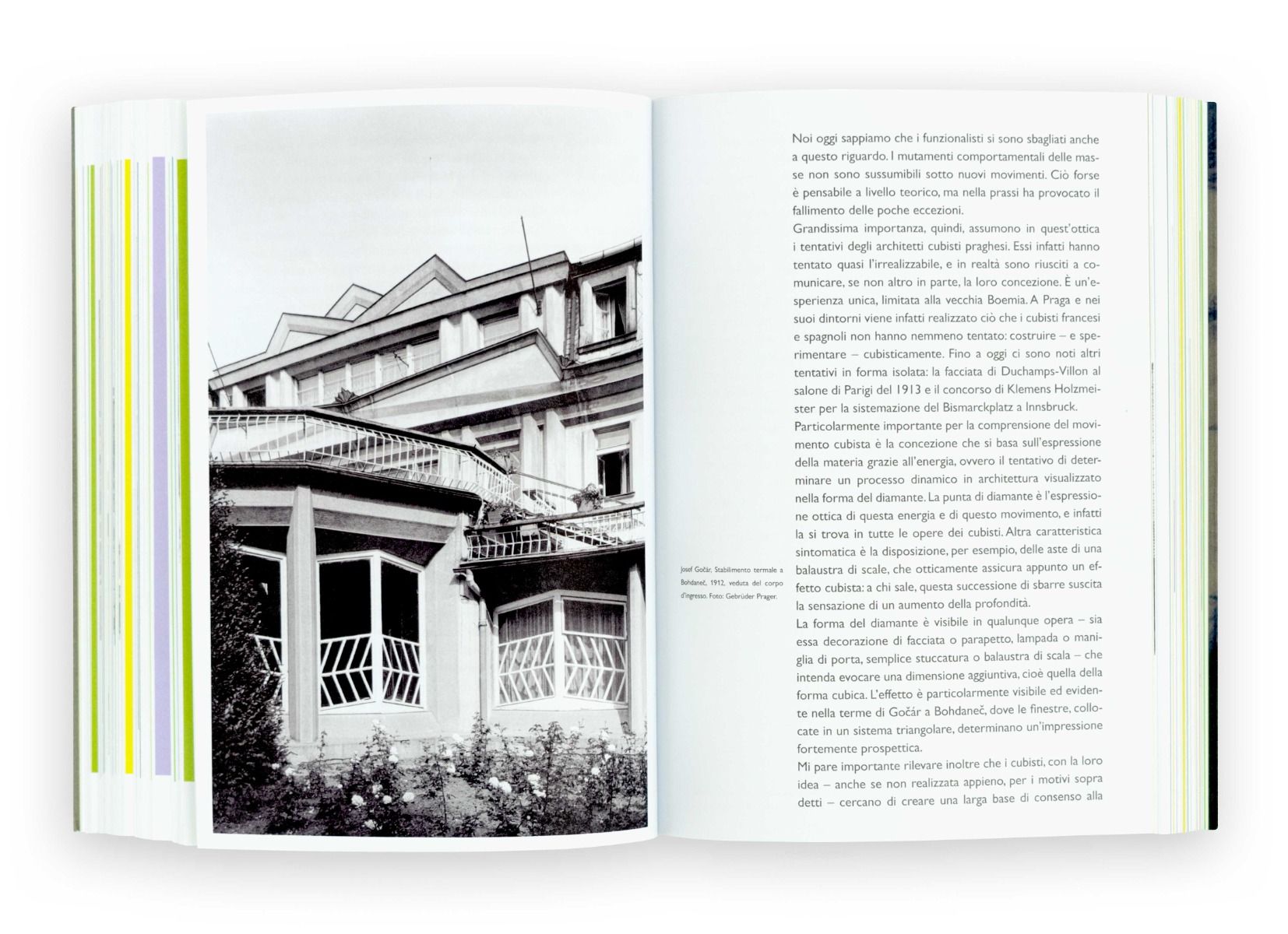 Libro aperto su una pagina con foto in bianco e nero di un edificio storico e testo descrittivo a destra.