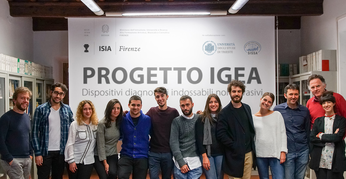 Gruppo di persone davanti a un banner del Progetto IGEA su dispositivi diagnostici indossabili non invasivi.