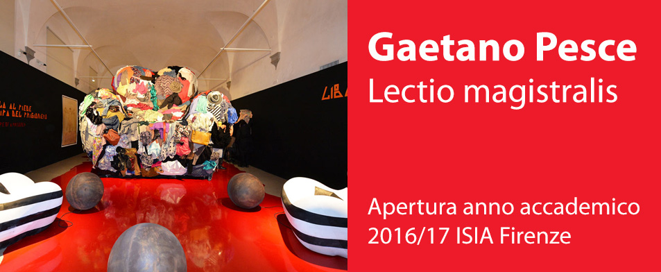 Gaetano Pesce Lectio Magistralis all'ISIA Firenze 2016, installazione artistica con oggetti colorati.