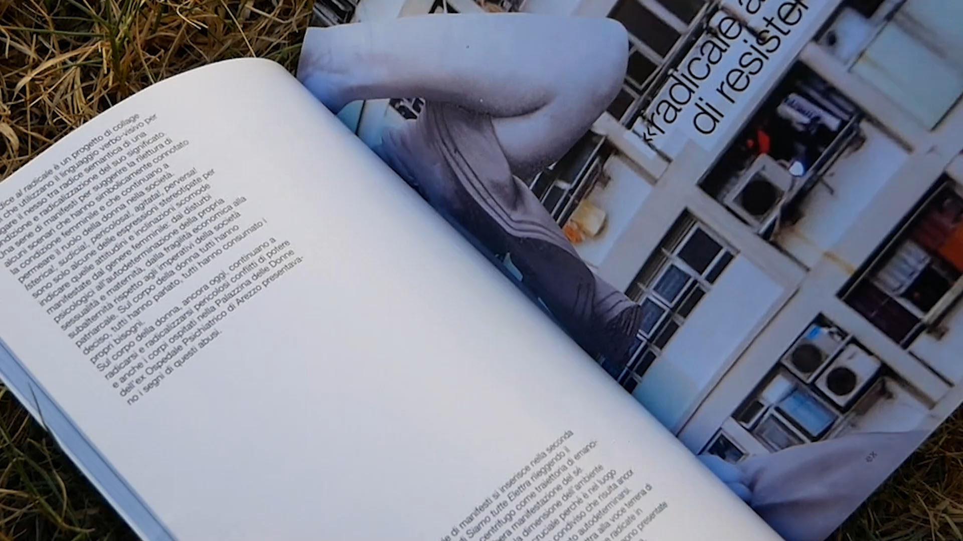 Rivista aperta su prato con testo italiano e immagine di edificio sullo sfondo.