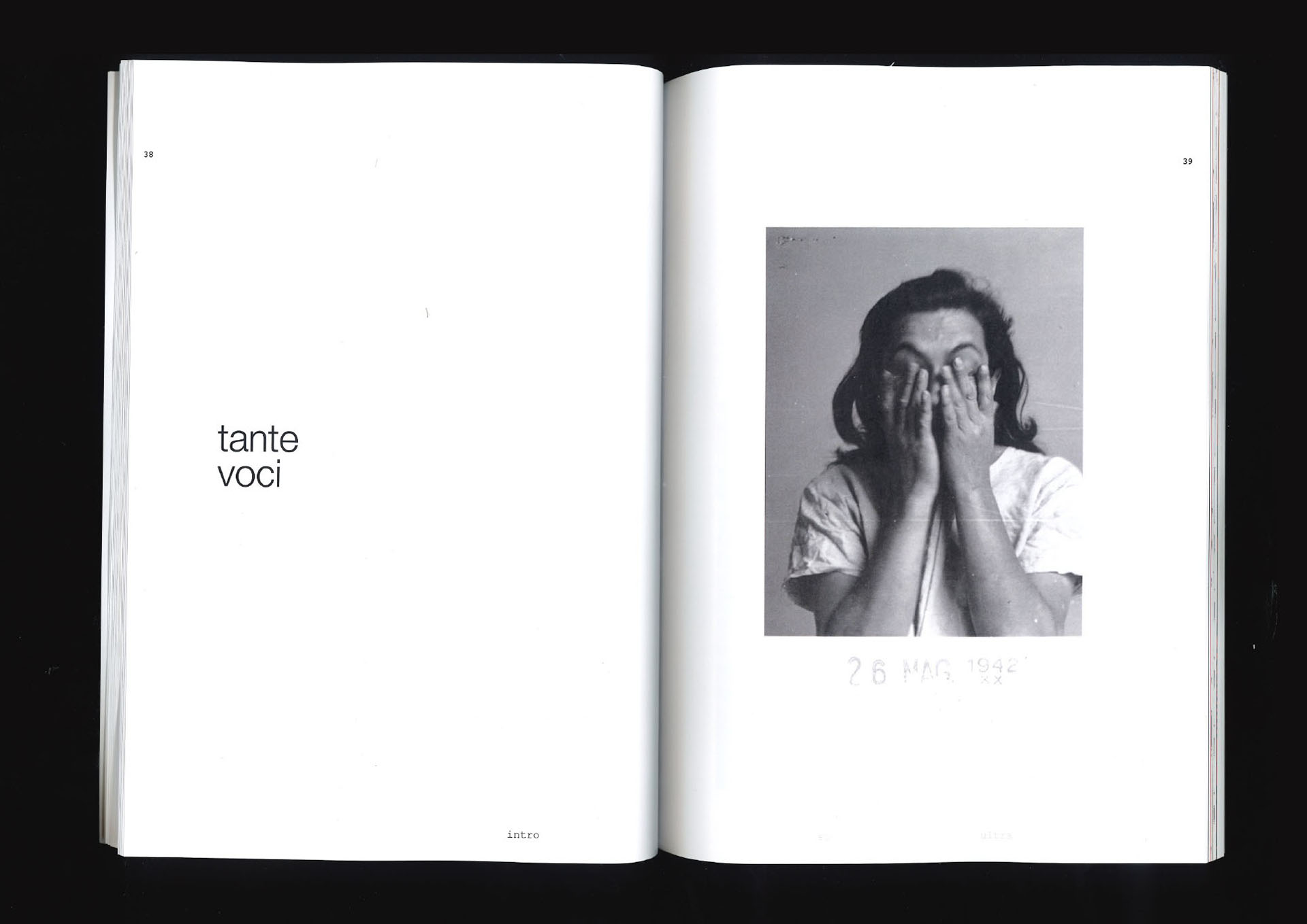 Pagina aperta con testo tante voci e foto di persona con mani sul volto. Data in basso: 26 maggio 1942.