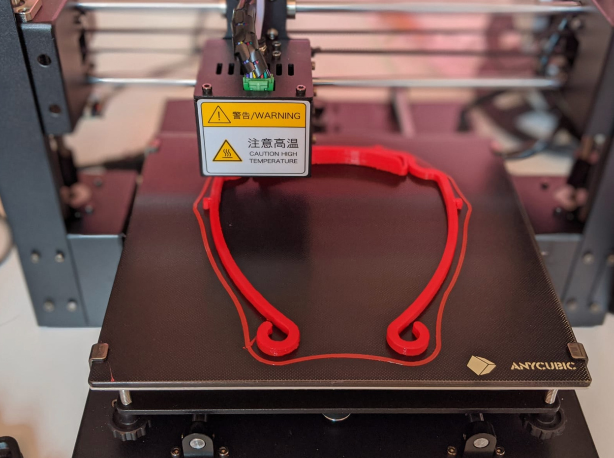 Foto di una delle stampanti ISIA Firenze che sono state messe a disposizione per realizzare visiere personalizzate per gli operatori delle sale operatorie impegnati contro il Coronavirus