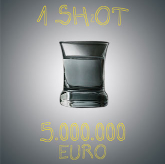 Bicchiere con scritta: 1 shot 5.000.000 euro su sfondo grigio. Atmosfera lussuosa e costosa.