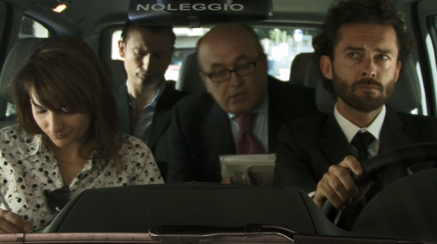 Gruppo di persone in un'auto a noleggio, occupate in diverse attività mentre viaggiano in città.