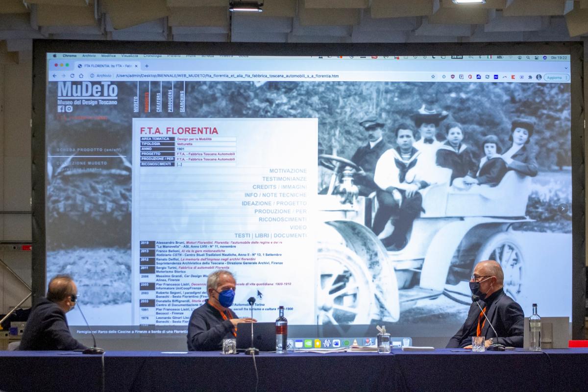 Presentazione al MuDeTo su Florentia, antica automobile, con relatori mascherati davanti a uno schermo di proiezione.