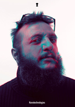 Uomo barbuto con occhiali sul capo, effetto glitch rosso e blu su sfondo chiaro.