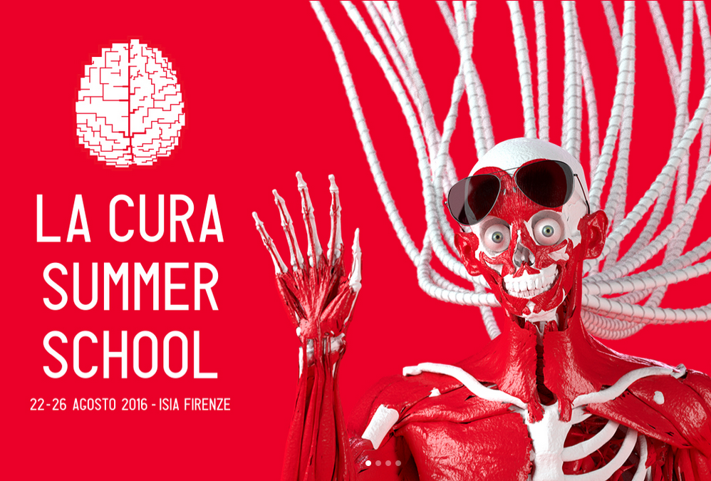 Creatura anatomica con occhiali da sole davanti a un logo cerebrale rosso per La Cura Summer School a Firenze.