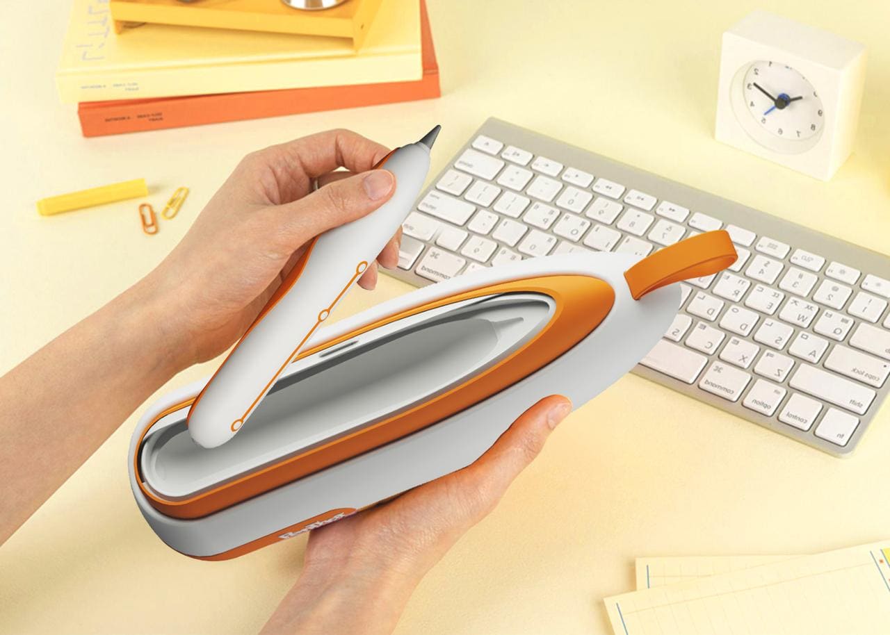 Persone tengono un dispositivo arancione su una scrivania con tastiera, libri e sveglia analogica.