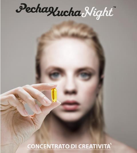 Donna sfocata mostra capsula gialla. Testo Pecha Kucha Night e Concentrato di Creatività. Sfondo grigio chiaro.